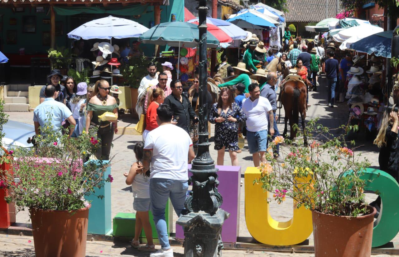 $!Turistas que prefieren lo campirano abarrotan El Quelite, el pueblo mágico