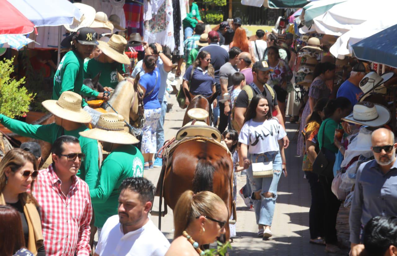 $!Turistas que prefieren lo campirano abarrotan El Quelite, el pueblo mágico