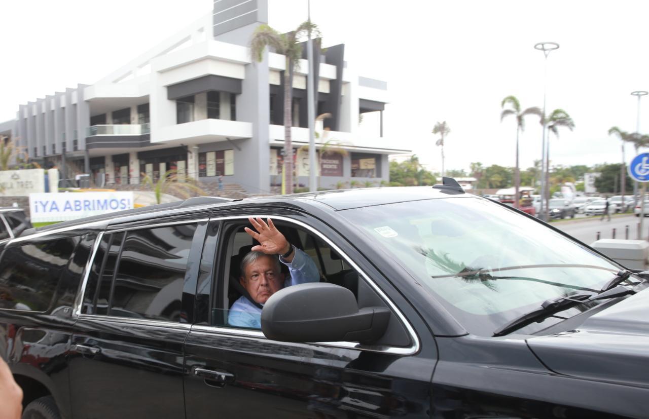 $!Llega AMLO al Hotel El Cid de Mazatlán donde pernoctará este viernes
