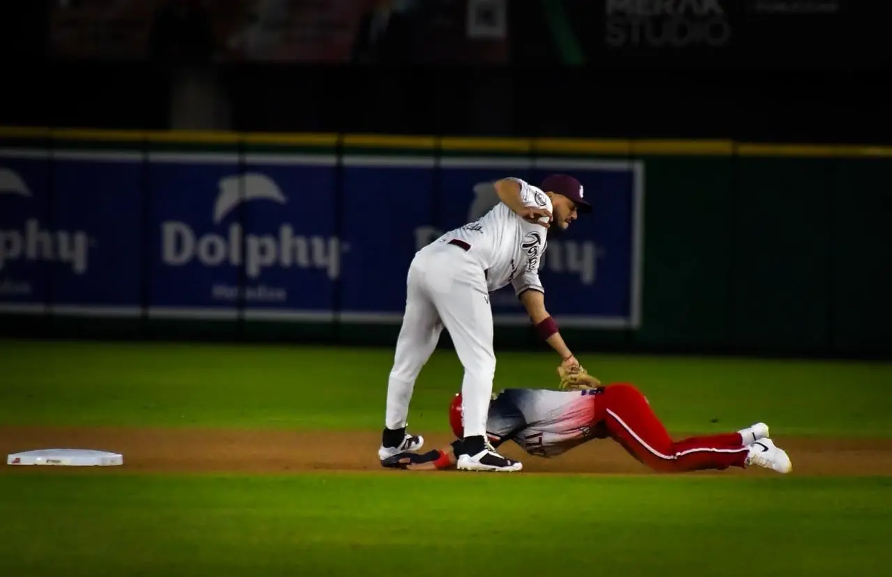 $!Tomateros empareja la Serie Navideña con poder guinda