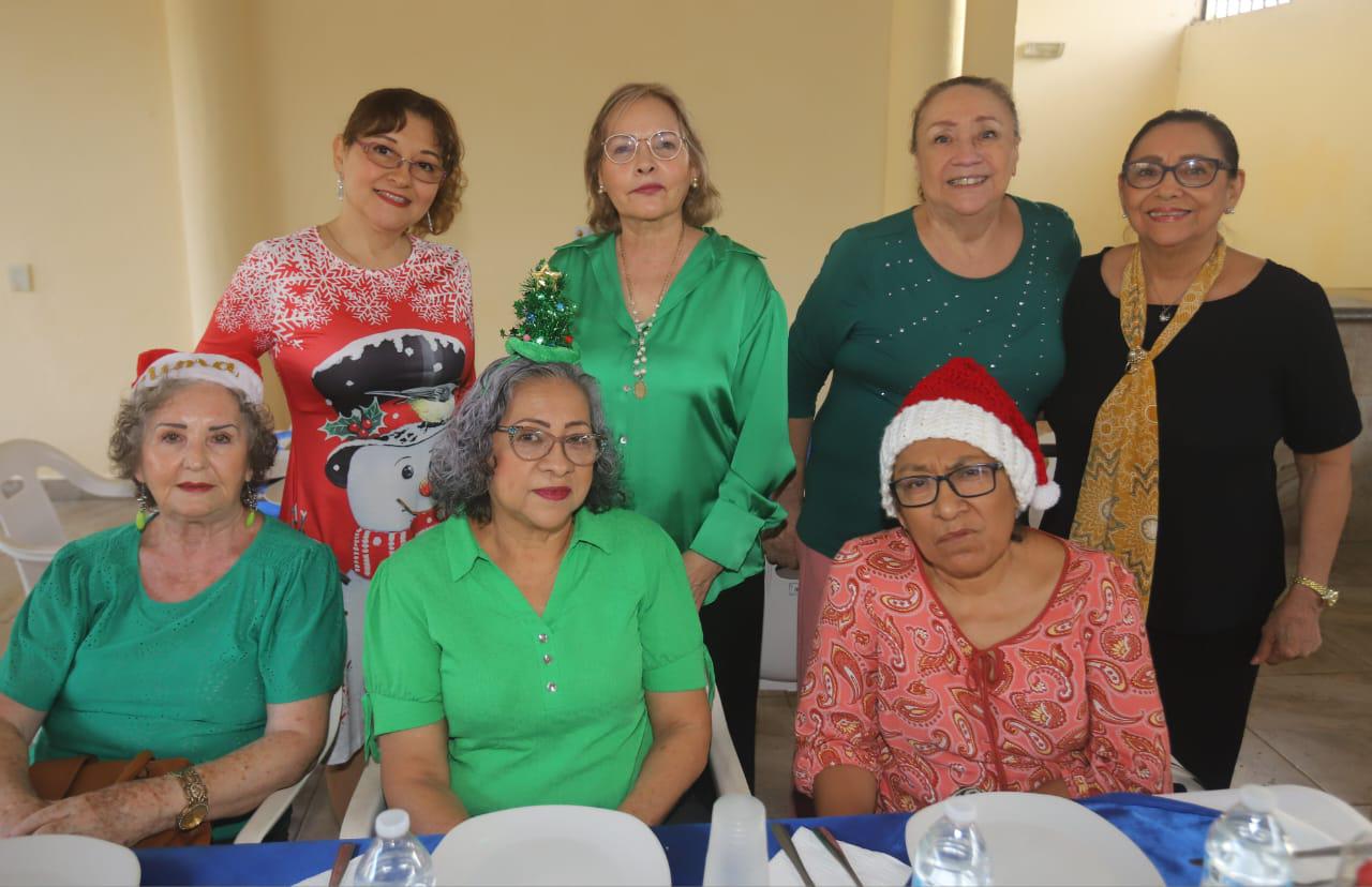 $!Representantes de la Unidad de Jubilados y Pensionados coordinados por Ana Luisa Lizárraga, reunidas para celebrar la temporada navideña.