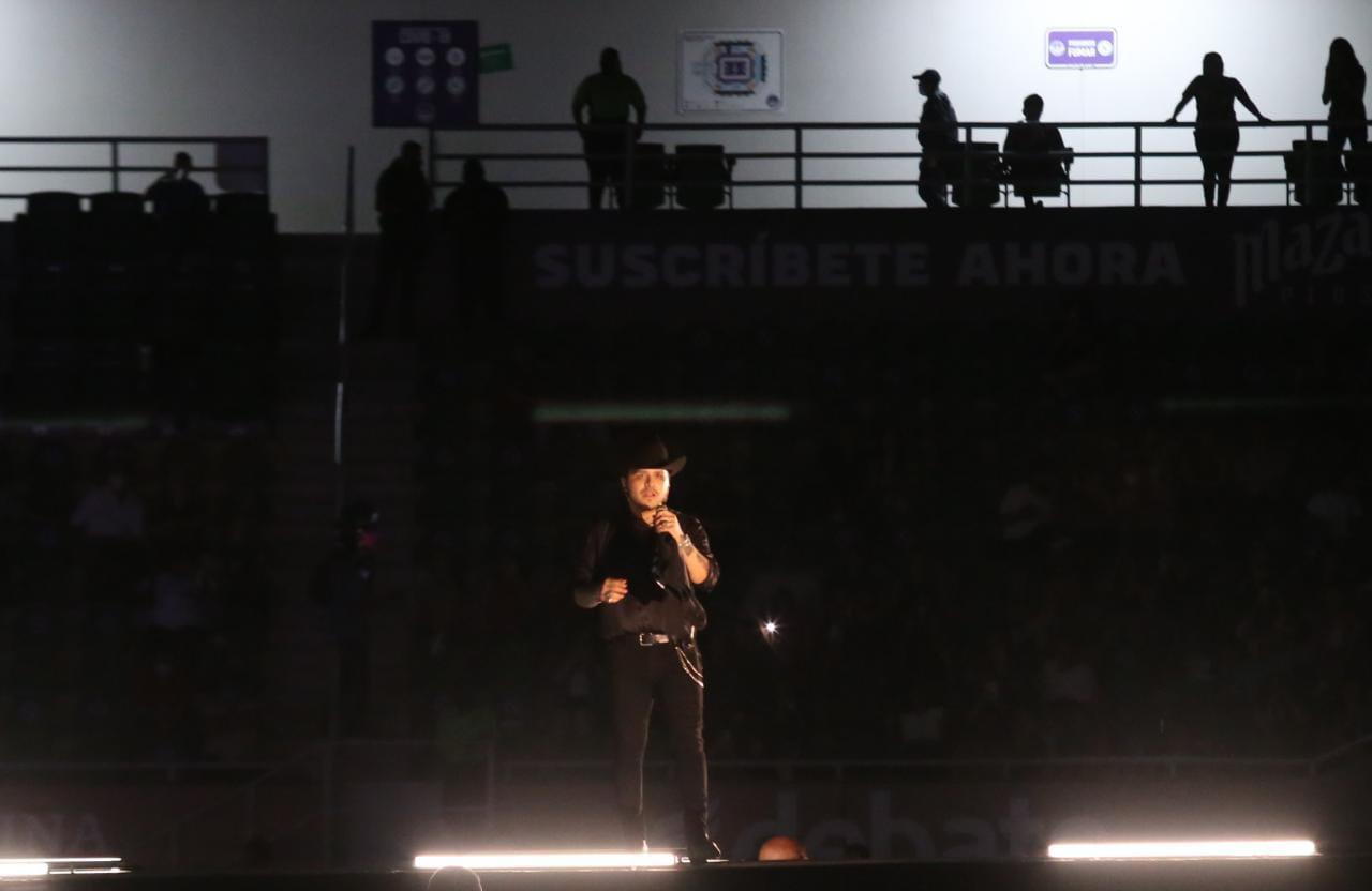 $!Canta Christian Nodal por primera vez en Mazatlán