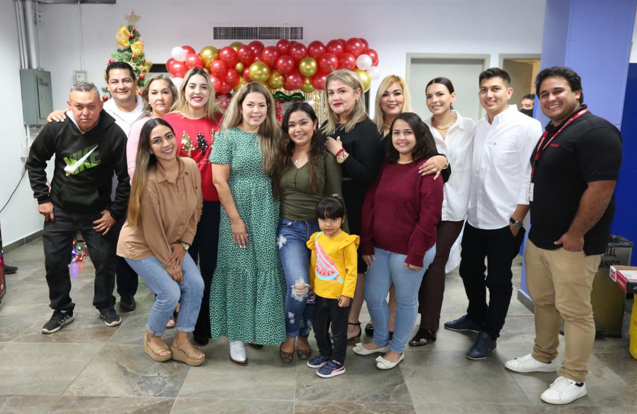 $!Felices, los integrantes del departamento de ventas.