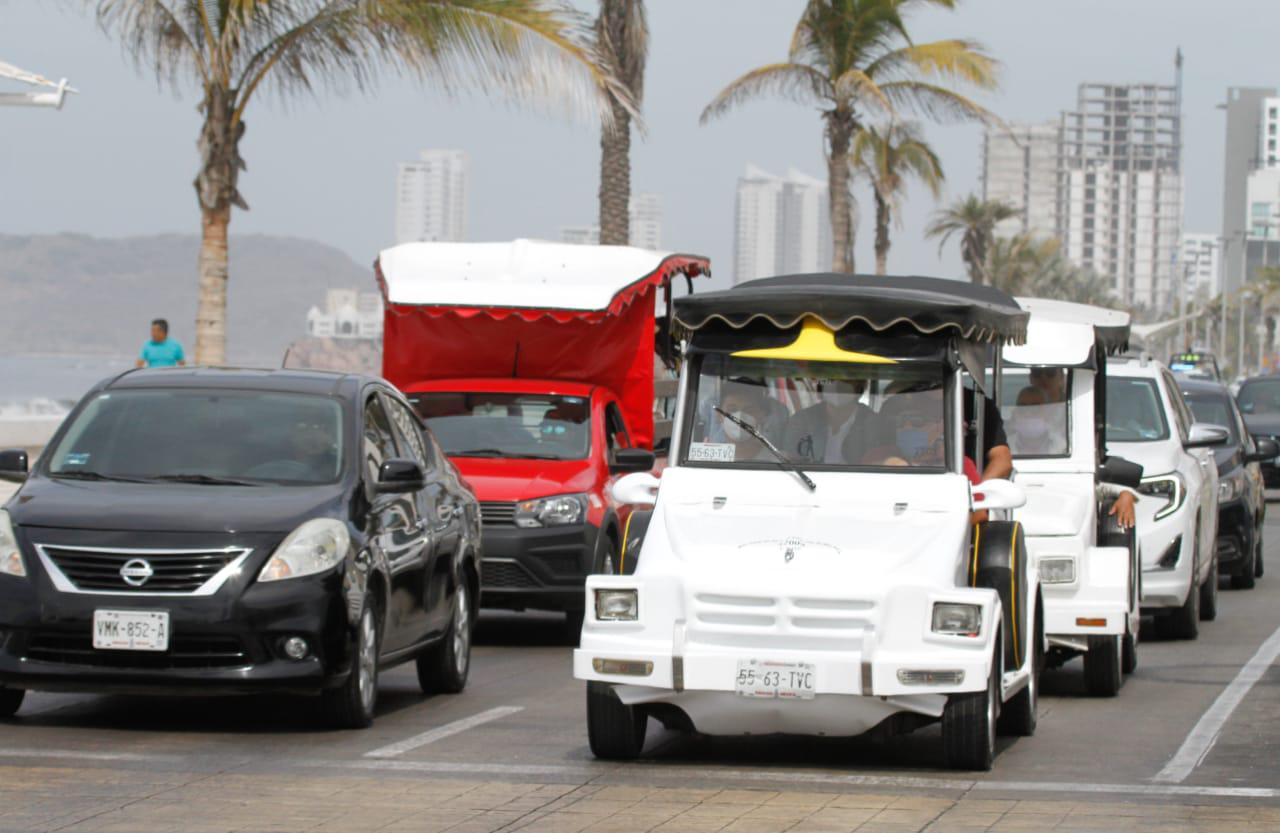 $!Aumenta afluencia de bañistas en playas de Mazatlán
