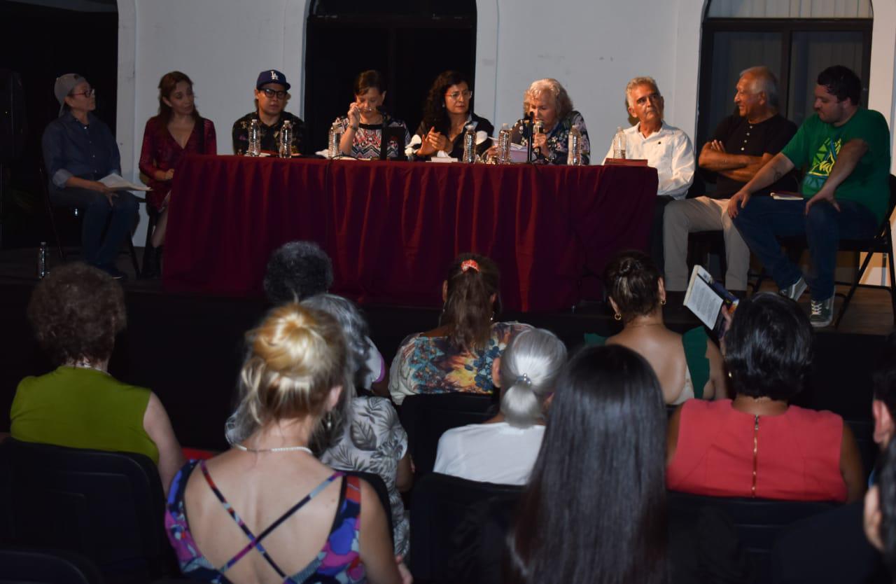 $!Julia Rocha, Frida Fernández, Saúl Valdez, Lupita Cárdenas, Aleyda Rojo, Melly Peraza, Leopoldo Chavarín, Miguel Ángel Ramírez Jardines y Julio Zataráin en la presentación del libro “Chispas de un mismo fuego”.