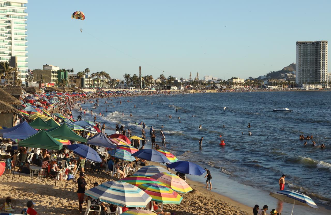 $!Registra Mazatlán récord en playas: 140 mil bañistas en un solo día