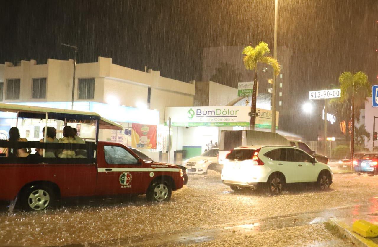 $!Azota lluvia con fuertes vientos a Mazatlán