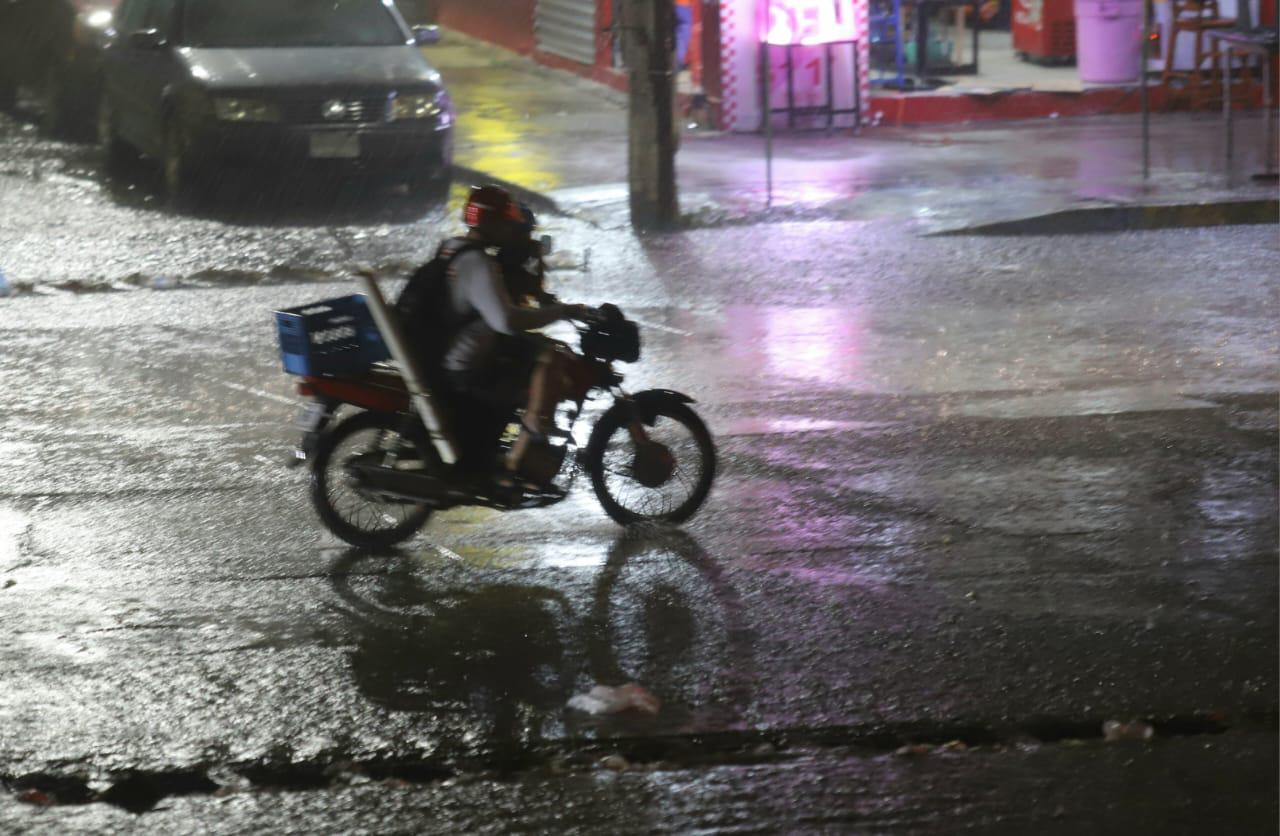 $!Cae fuerte lluvia, acompañada de rachas de viento, en Mazatlán