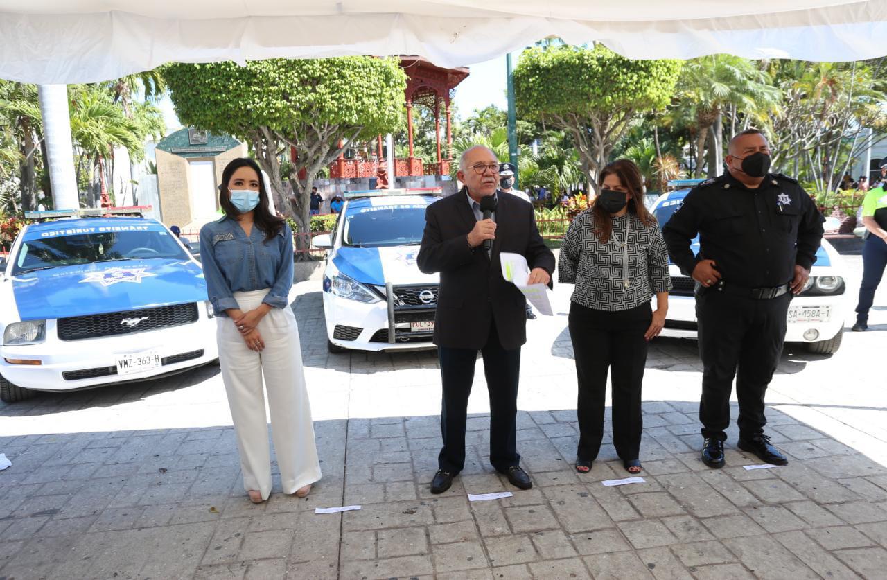 $!Gobierno de Mazatlán entrega tres vehículos al Capta y Tránsito Municipal