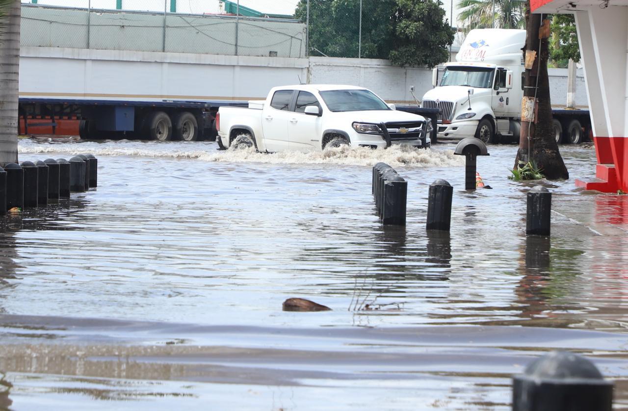 $!Provocan inundaciones y apagones lluvias generadas por ‘Dolores’, en Mazatlán