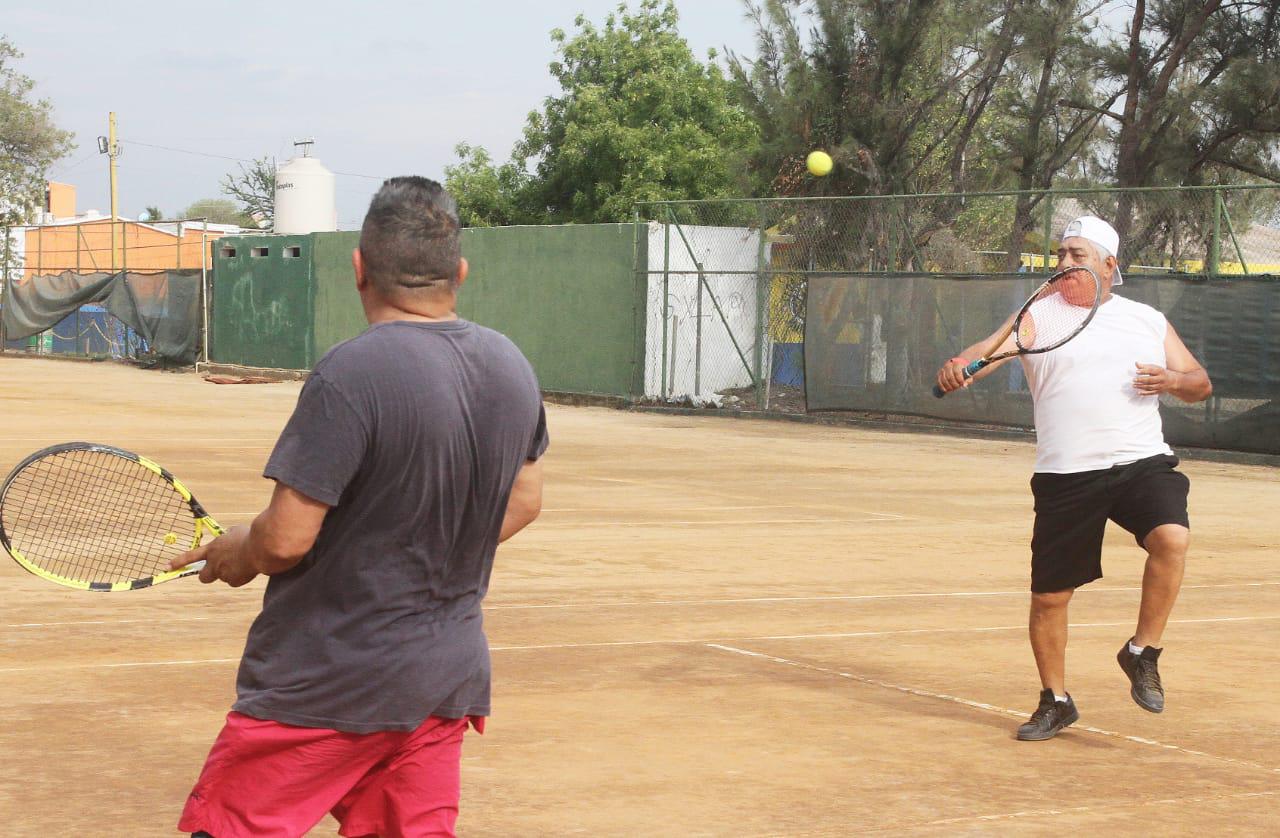 $!Mantienen Herrera y Sánchez su paso invicto en el Torneo de Tenis del Día del Padre
