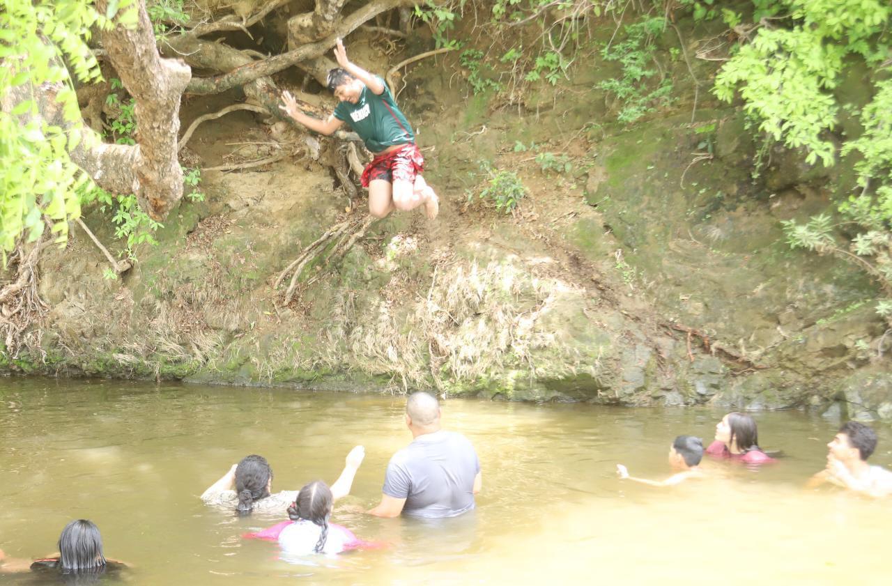 $!Huyen mazatlecos del calor y disfrutan del día en El Magistral y el Presidio