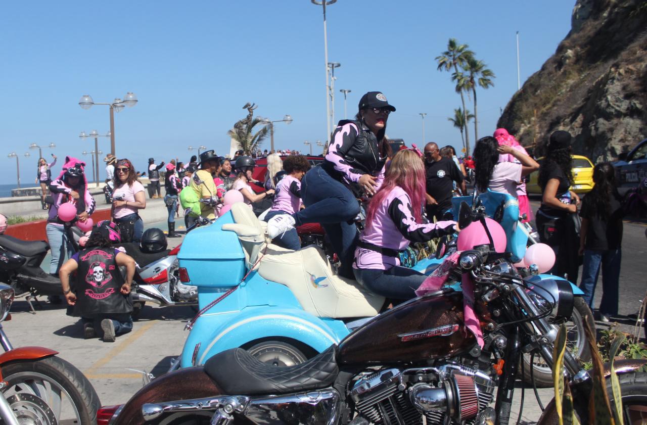 $!Las damas bikers se hacen sentir en el malecón de Mazatlán