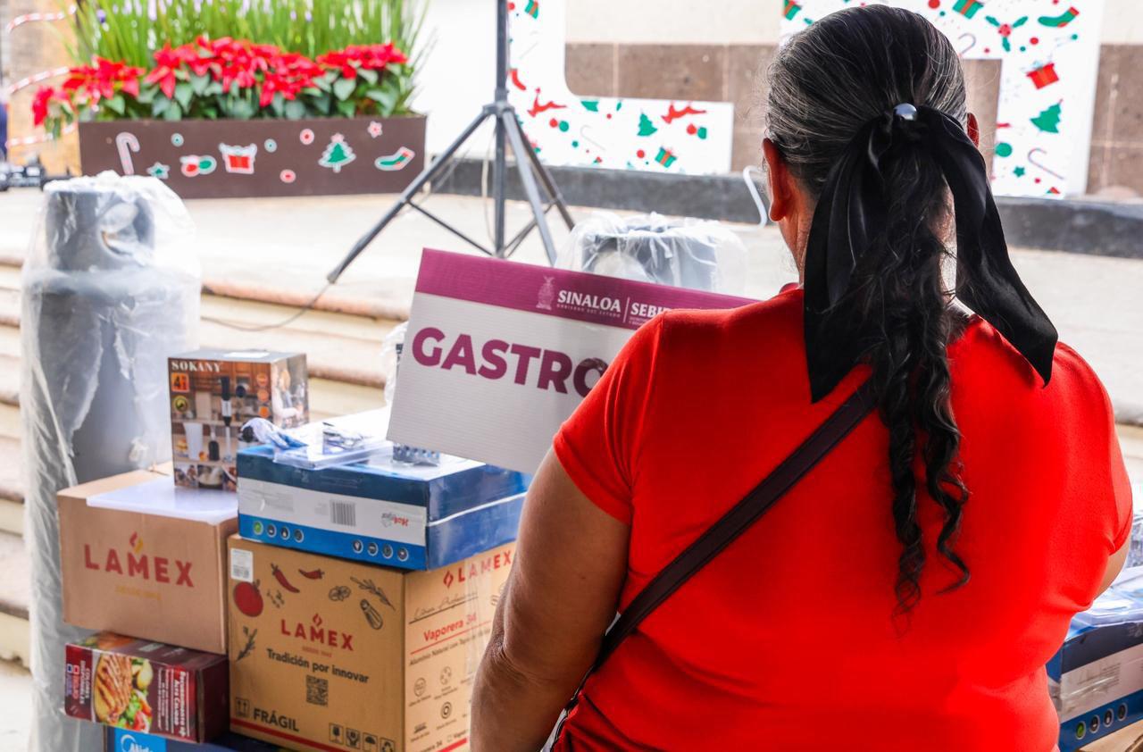 $!Entrega Sebides apoyos productivos a familias desplazadas de Choix