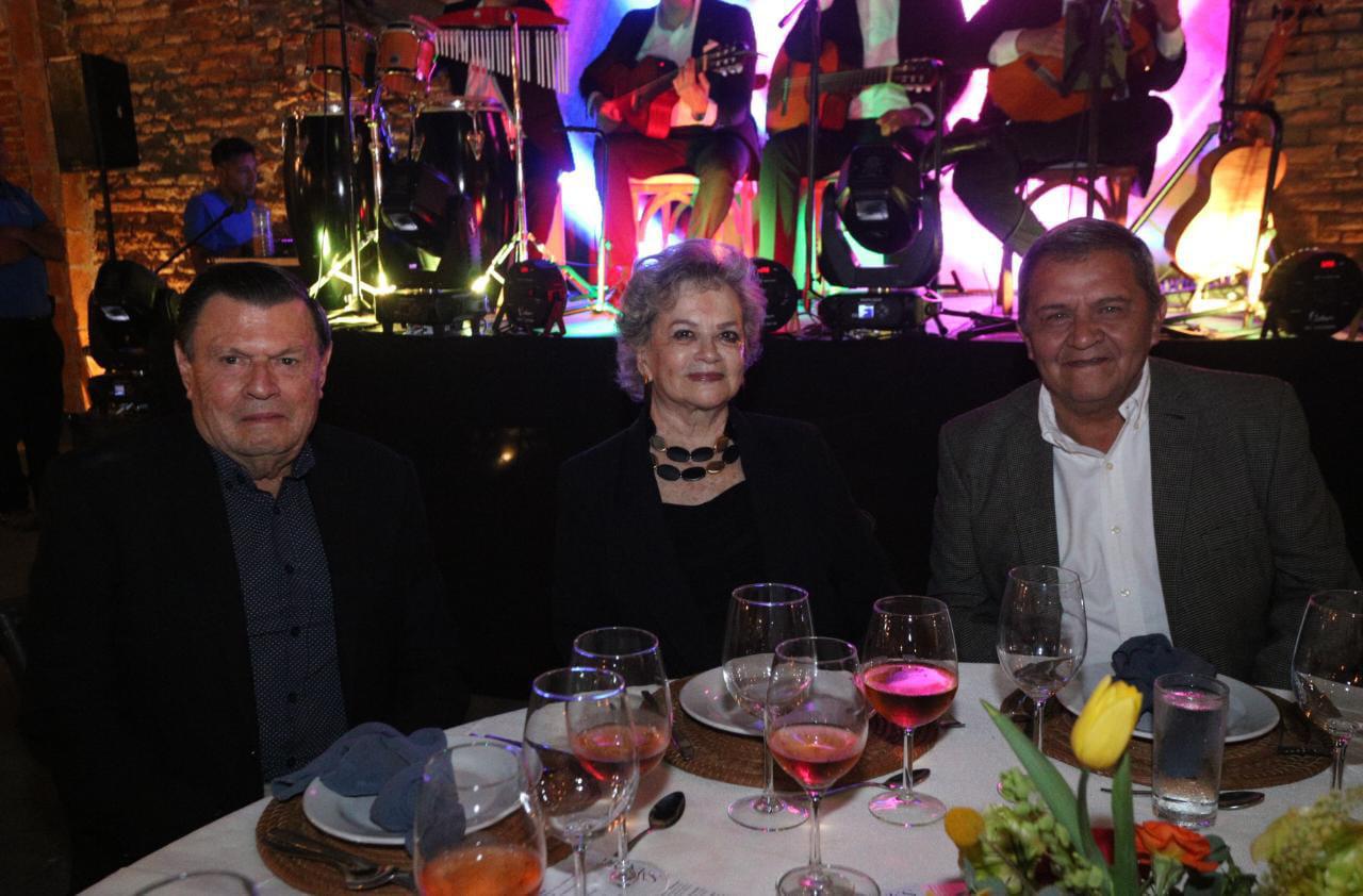 $!Amado Guzmán Wolfskill, Yoya Reynaud de Guzmán y Mariel Aquileo Ancona.