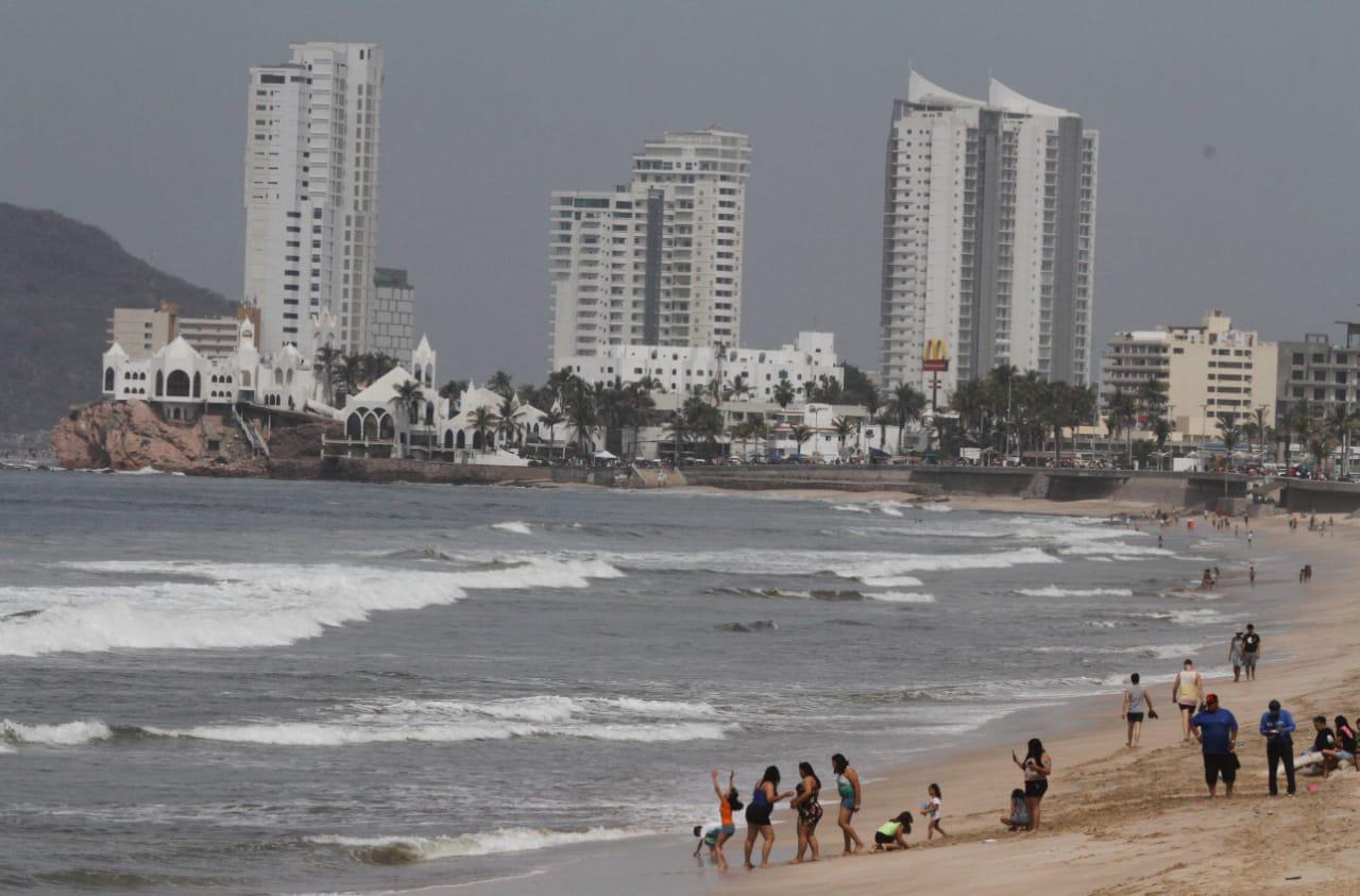 $!Aumenta afluencia de bañistas en playas de Mazatlán