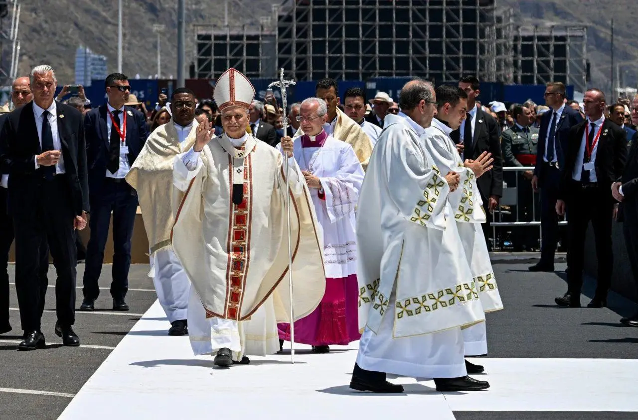 $!El Papa se aprestó a celebrar la última Santa Misa en el Puerto de Santa Cruz, al concluir su Viaje Apostólico a España.