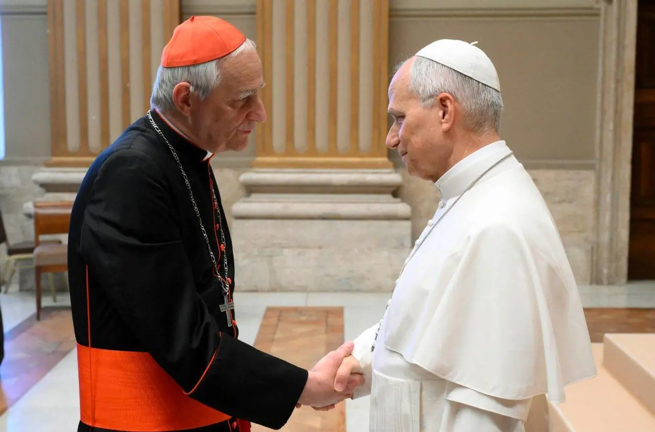 $!El Papa saluda al Cardenal Zuppi, presidente de la Conferencia Episcopal Italiana.