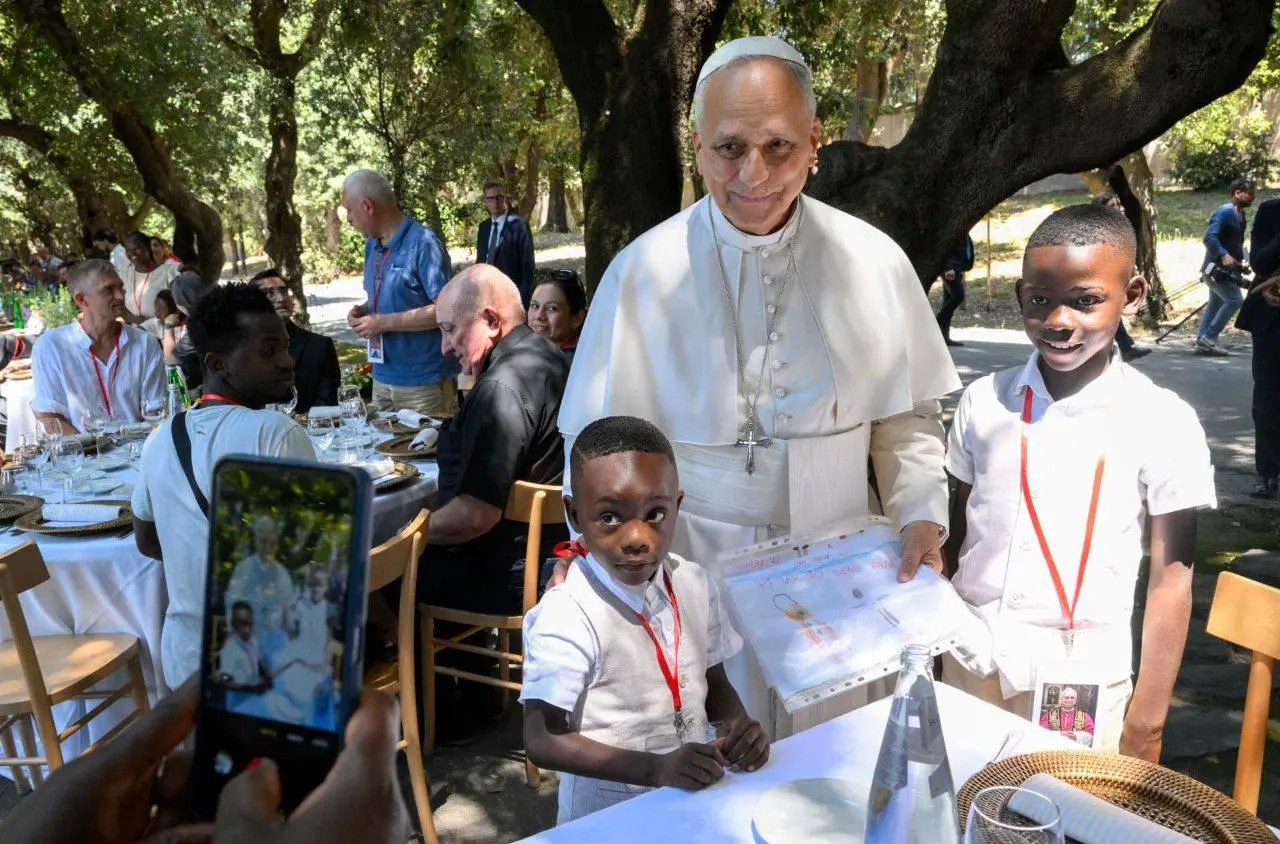 $!El Papa almuerza con los más necesitados; personas que anhelan una Iglesia que acoja