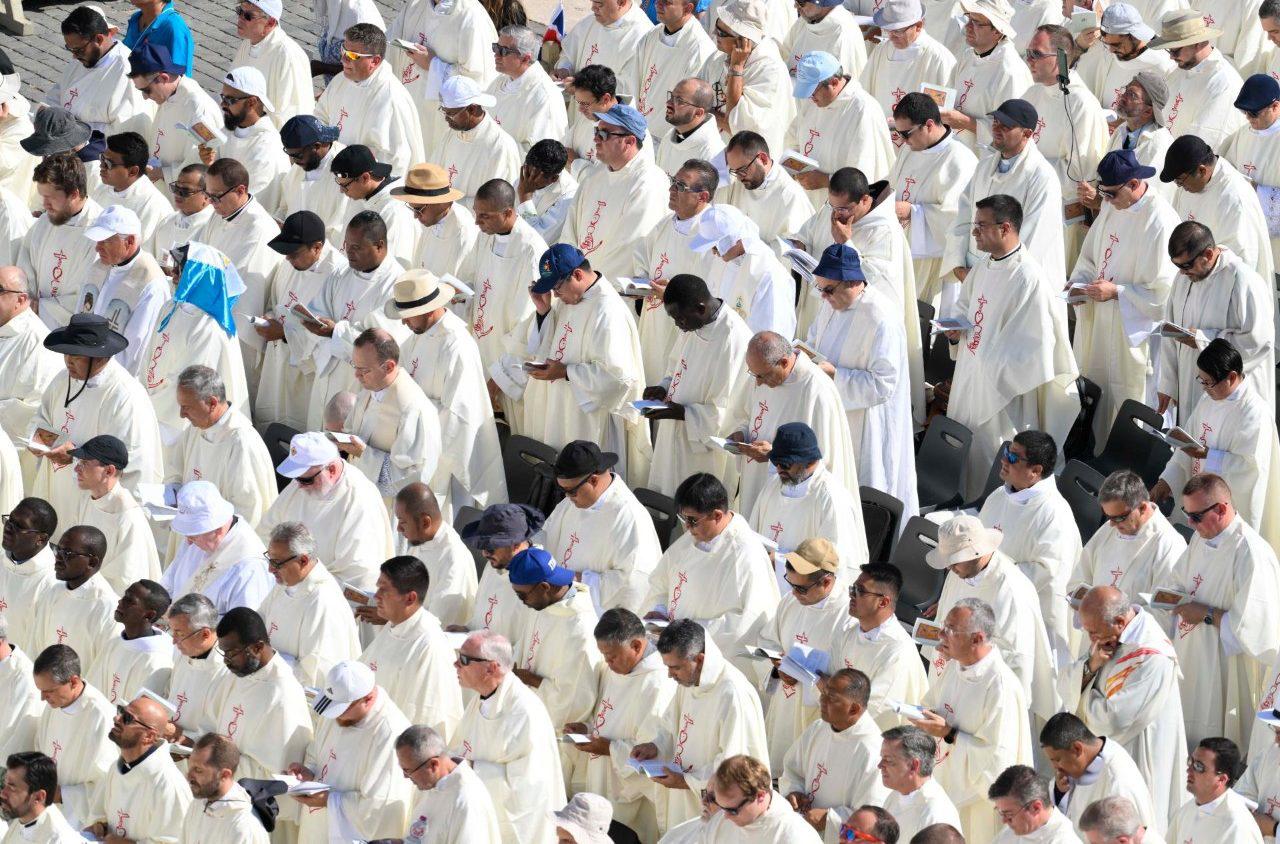 $!Sacerdotes de todo el mundo en la Santa Misa.