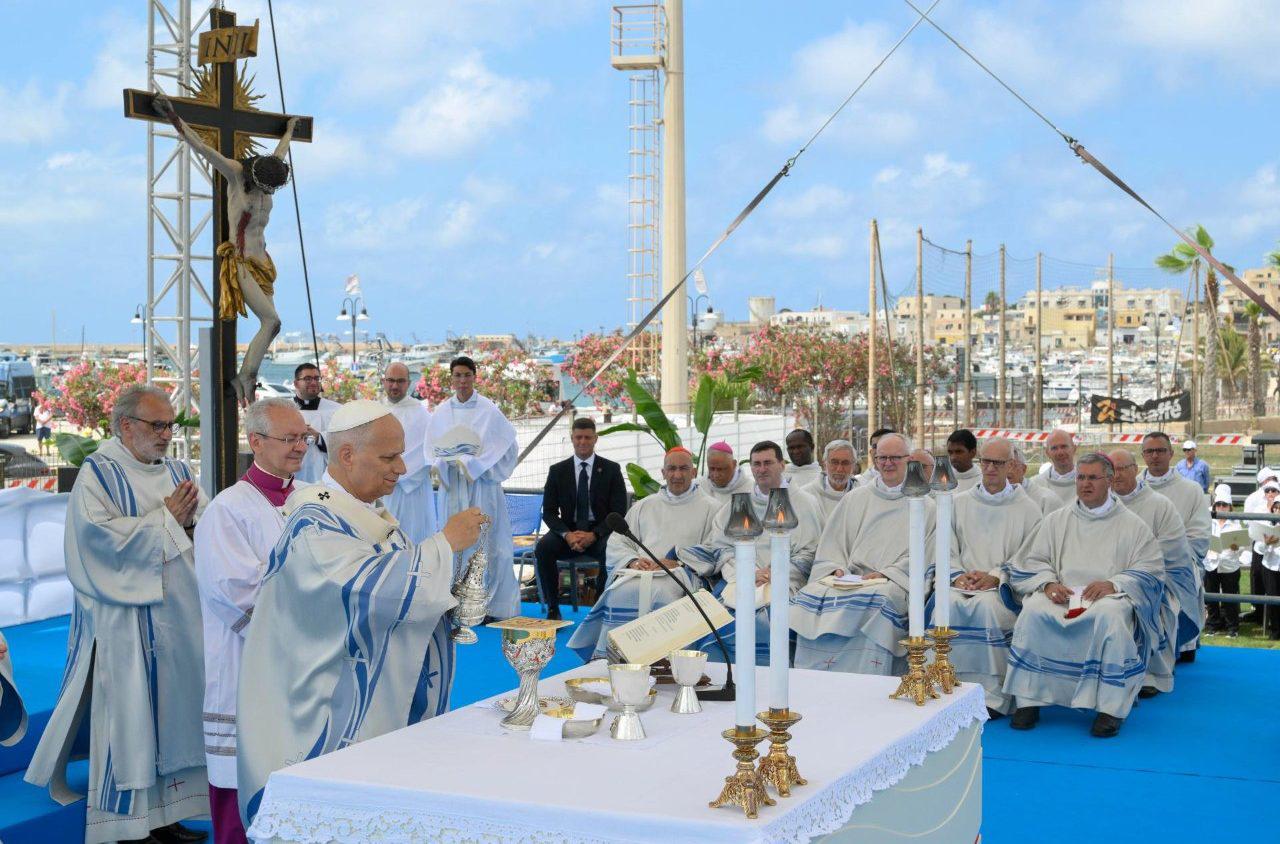 $!El Papa inciensa el altar en el Campo Deportivo “Arena” de Lampedusa.