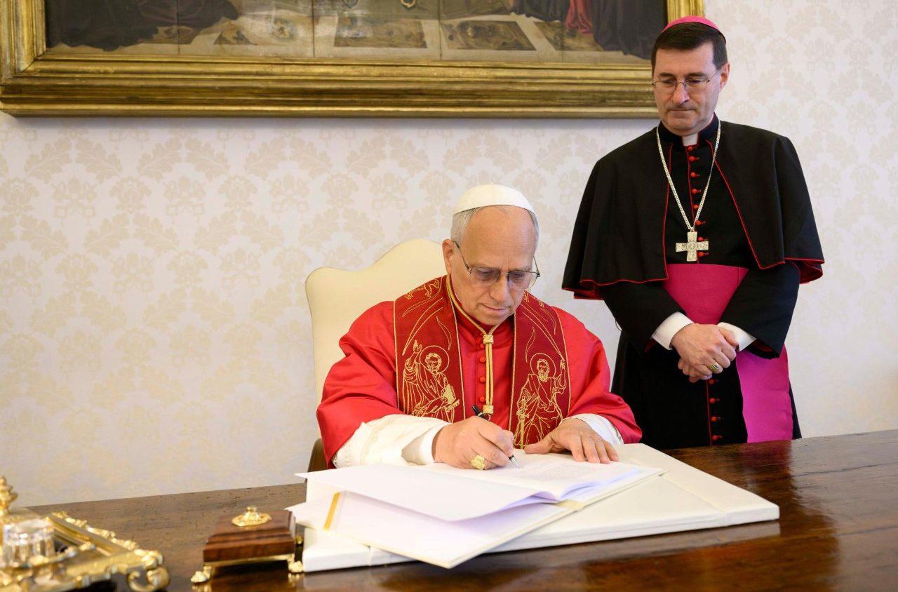 $!El Papa León XIV en la firma de la Carta Encíclica Magnifica Humanitas, 15 de mayo 2026.