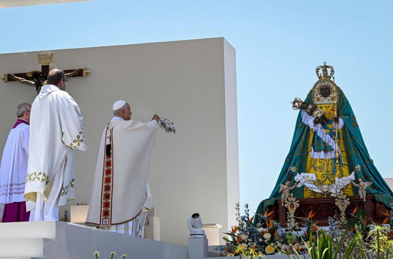$!El Papa ante la patrona de las Islas Canarias, la Virgen de Candelaria, conocida popularmente como “La Morenita”.