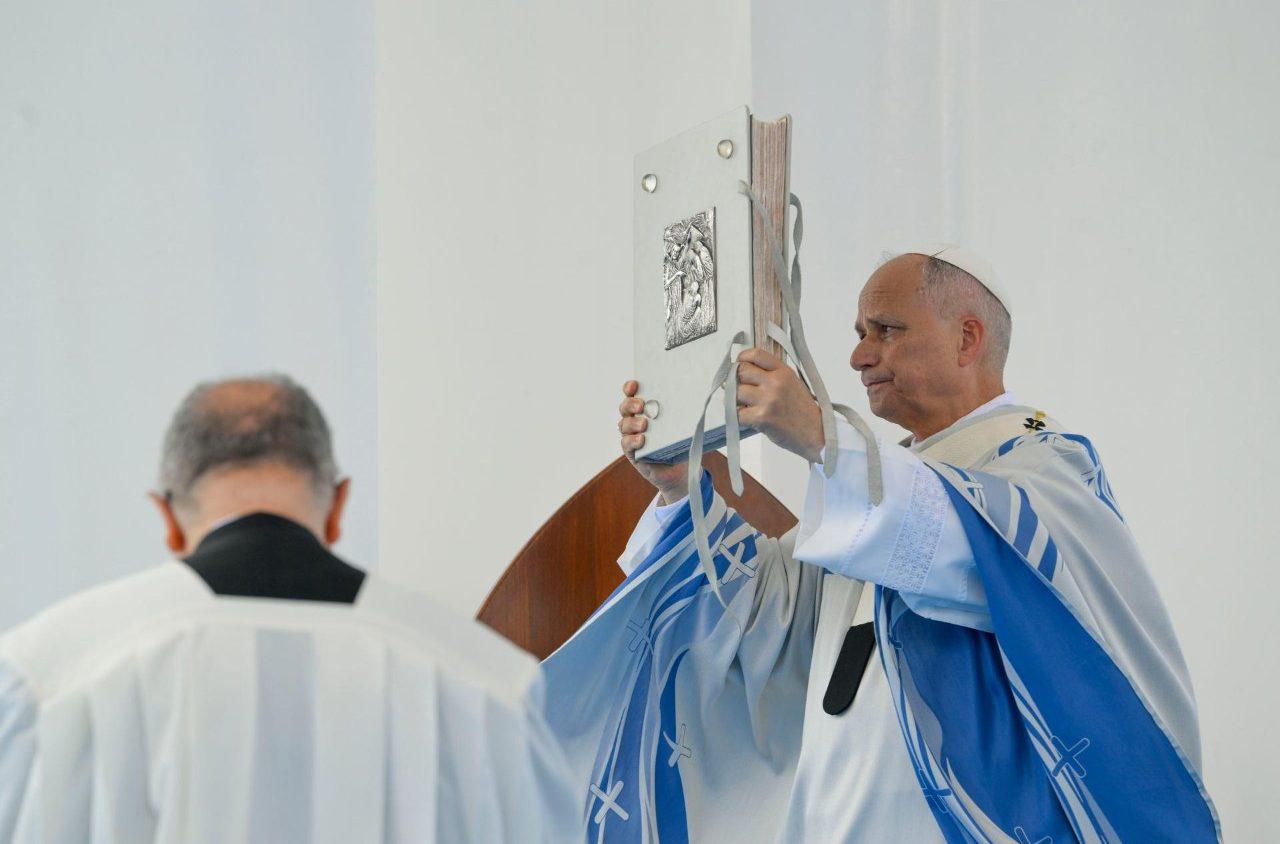 $!El Santo Padre bendice a la asamblea con el Evangeliario.