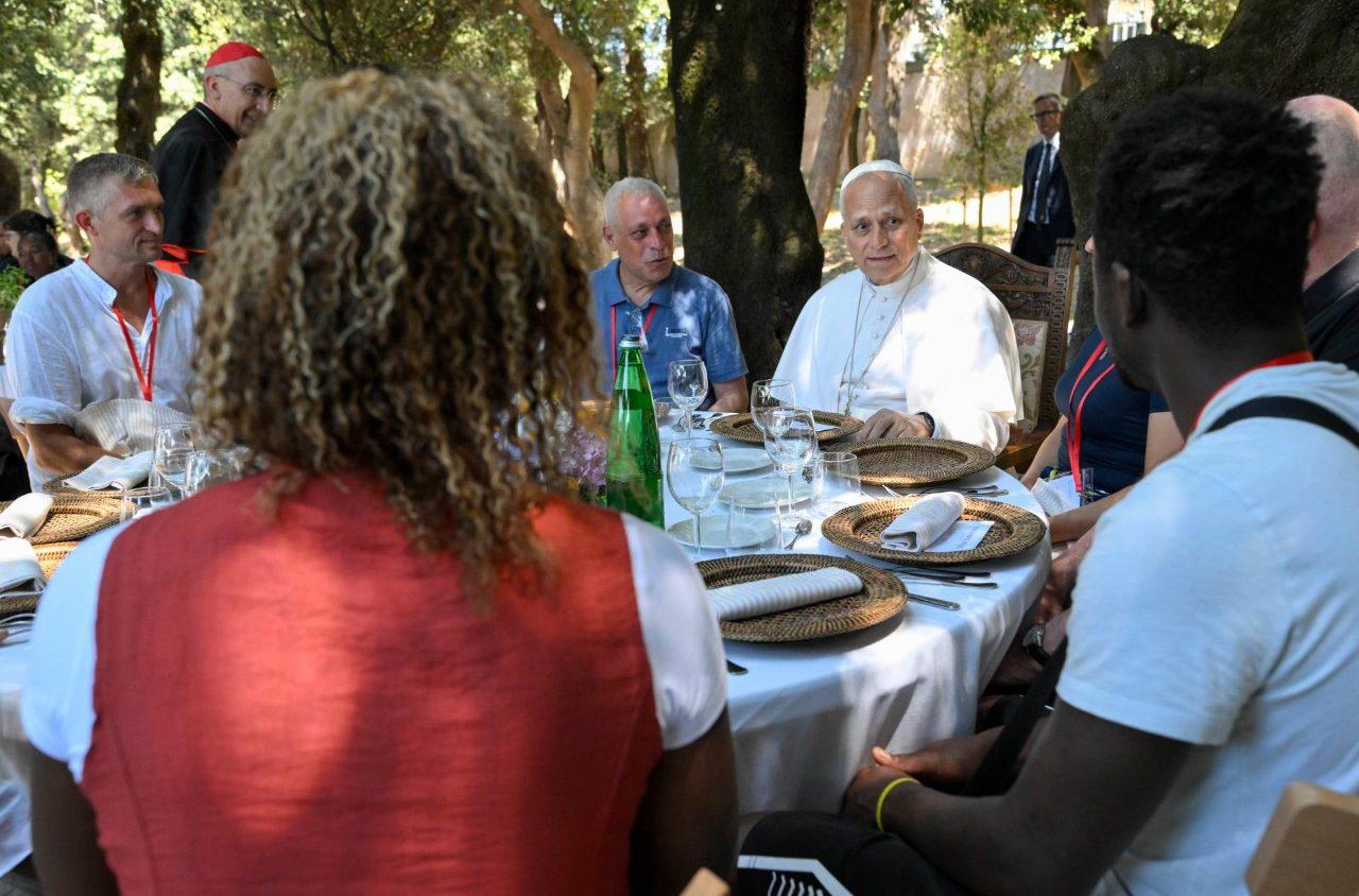 $!El Papa almuerza con los más necesitados; personas que anhelan una Iglesia que acoja