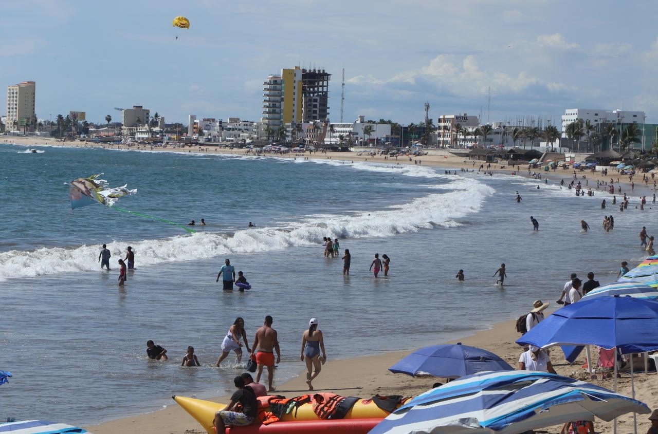 $!Disfrutan miles de personas el fin de semana en playas y atractivos de Mazatlán