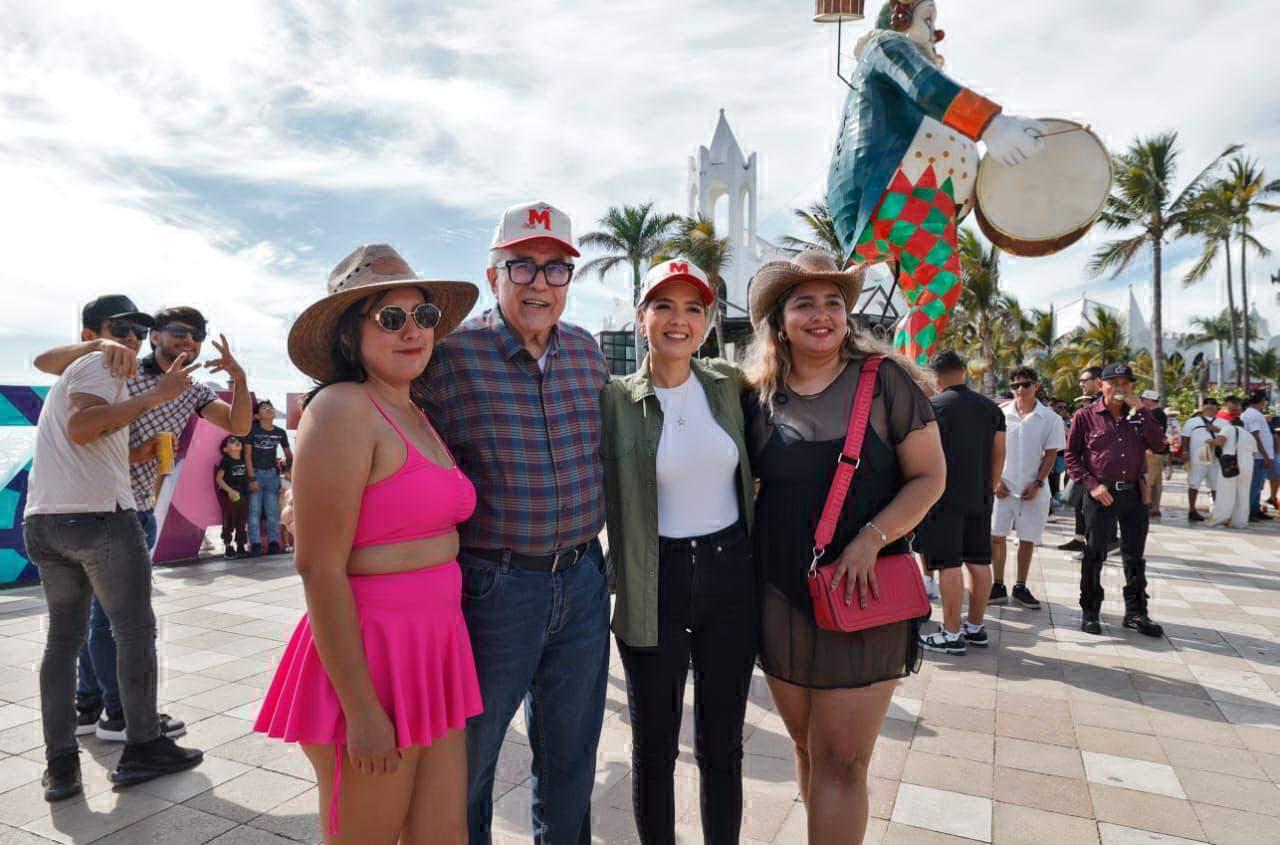 $!Gobernador Rocha Moya da la bienvenida a turistas que disfrutan del Carnaval Internacional de Mazatlán