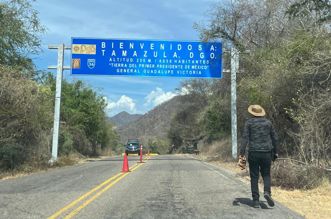 $!En la zona recorrida ayer por la tarde cerca de los límites de Durango y Sinaloa no se observó despliegue inusual de operativos, sólo la presencia militar normal.