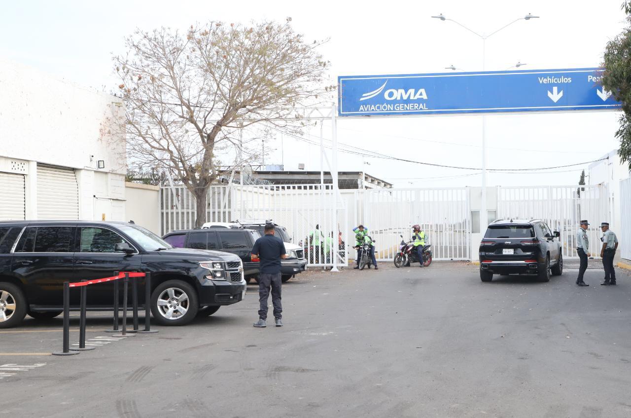 $!Aterriza AMLO en Mazatlán y se dirige al hotel El Cid para pernoctar