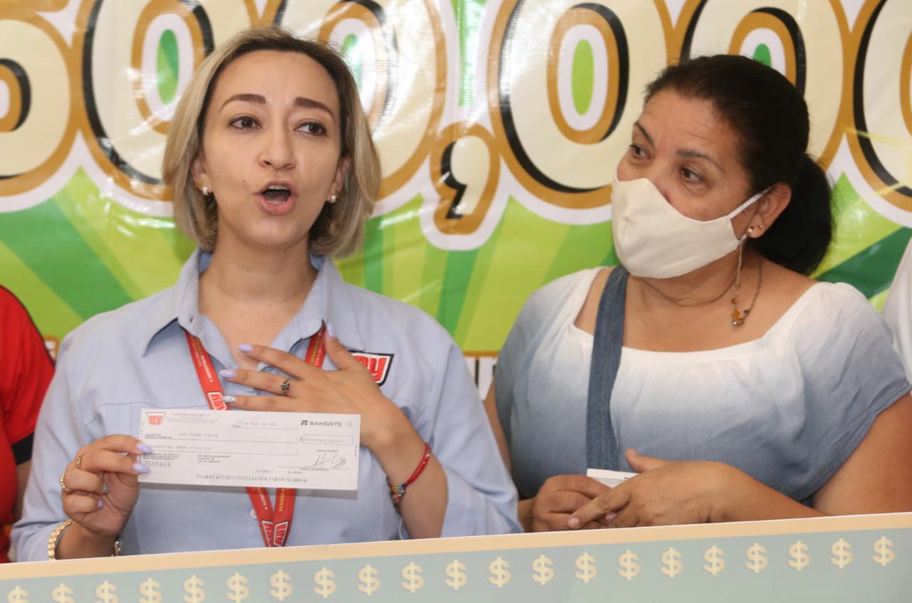 $!Judith Díaz y don Francisco, paquetero de Casa Ley, son ganadores de La Lotto Ley
