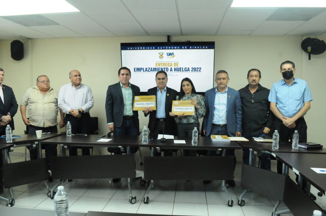 $!SUNTUAS entrega emplazamiento a huelga al rector Jesús Madueña