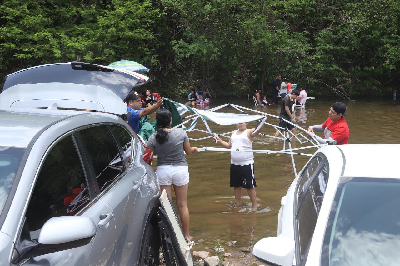 $!Huyen mazatlecos del calor y disfrutan del día en El Magistral y el Presidio