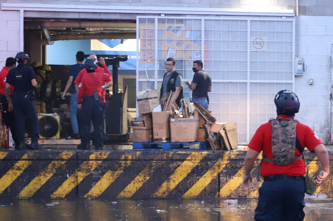 $!Conato de incendio en tienda de conveniencia de la Marina en Mazatlán activa cuerpos de emergencia