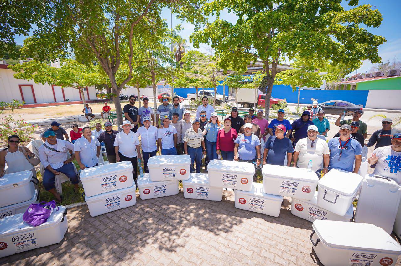 $!Entregan 70 hieleras a pescadores de Mazatlán para fortalecer su actividad