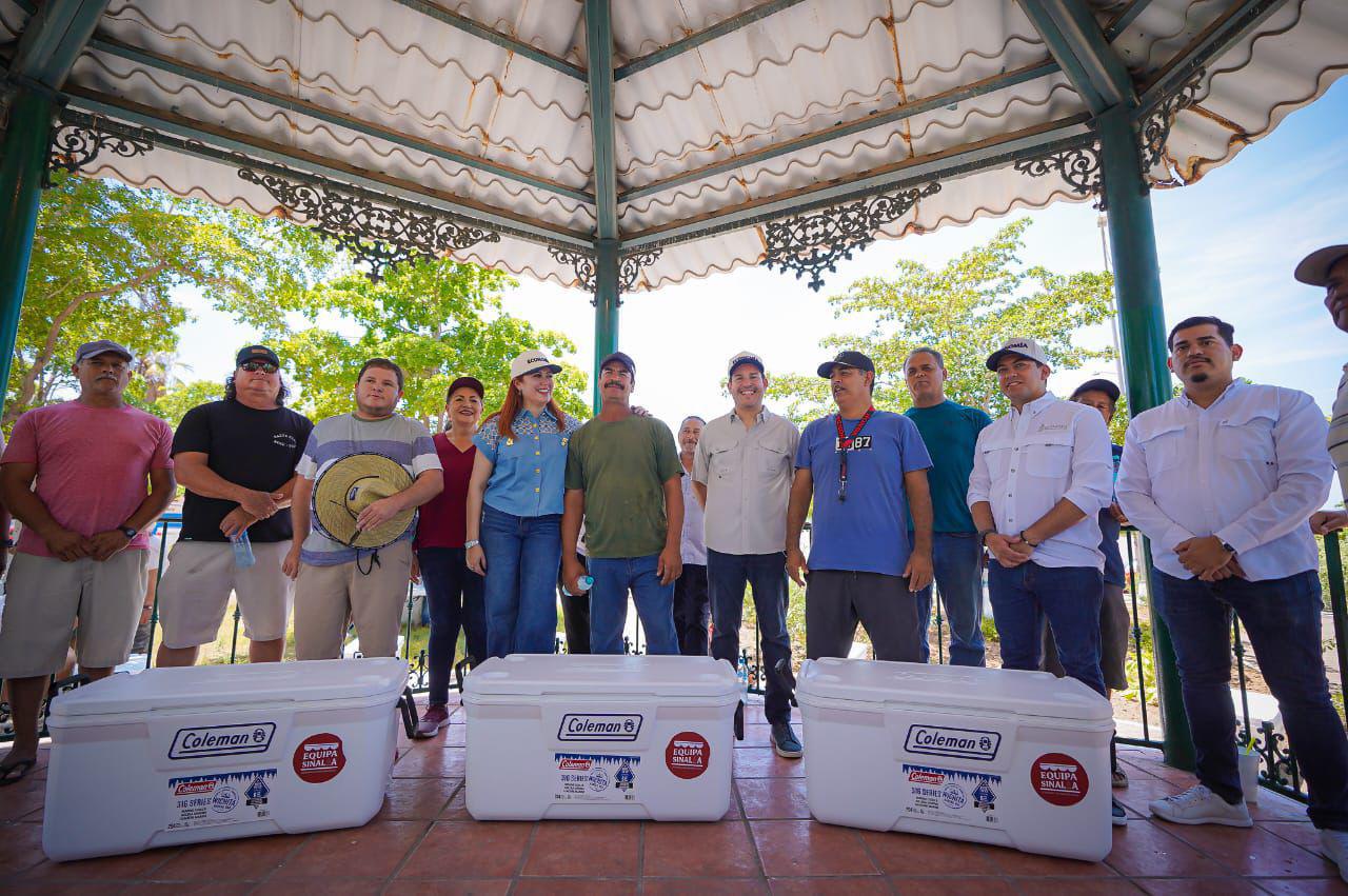 $!Entregan 70 hieleras a pescadores de Mazatlán para fortalecer su actividad
