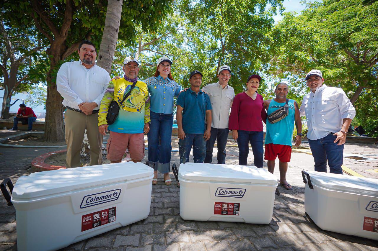 $!Entregan 70 hieleras a pescadores de Mazatlán para fortalecer su actividad