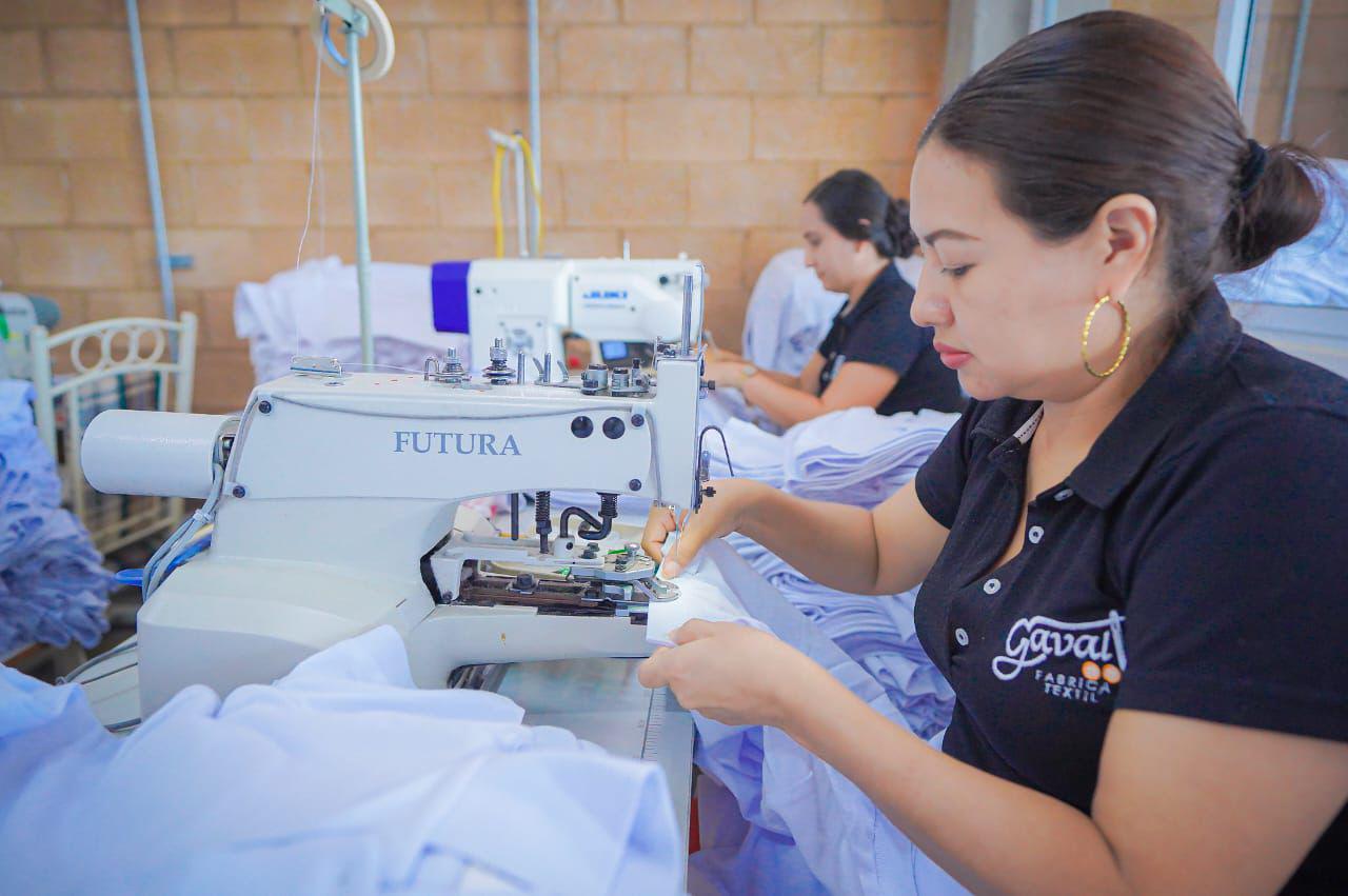 $!Supervisan Economía y SEPyC arranque del canje gratuito de uniformes y útiles escolares en Sinaloa