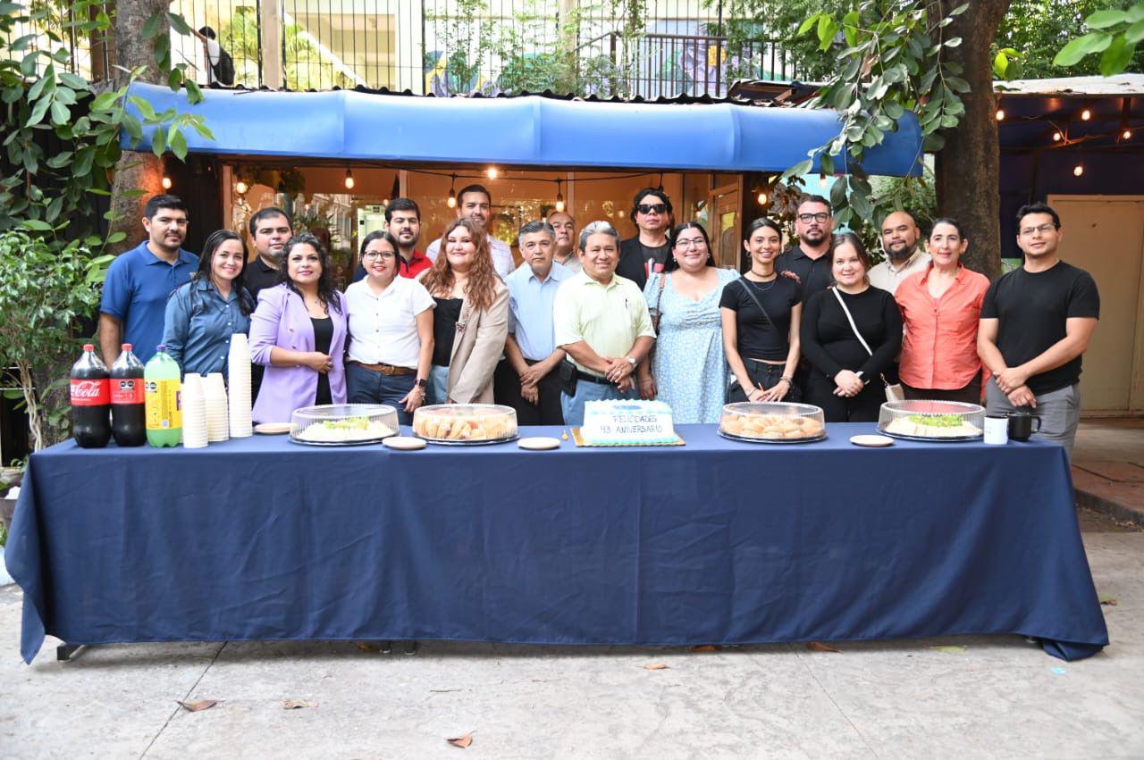 $!Alumna de artes dona esculturas para el 43 aniversario de la Facultad de Filosofía y Letras