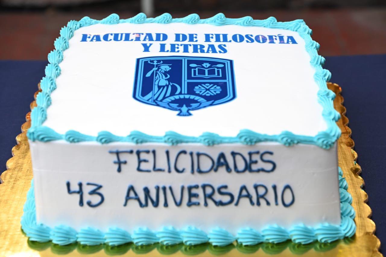 $!Alumna de artes dona esculturas para el 43 aniversario de la Facultad de Filosofía y Letras