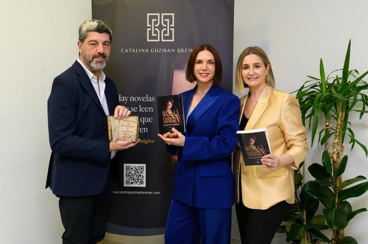 $!La autora, junto al historiador Fernando Hualde y Mercedes Pescador, editora del libro.