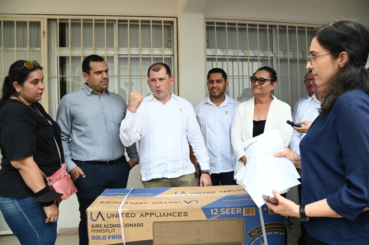 $!Tras ‘donativos’, sobreprecios y en crisis financiera, compra UAS otros 350 minisplits