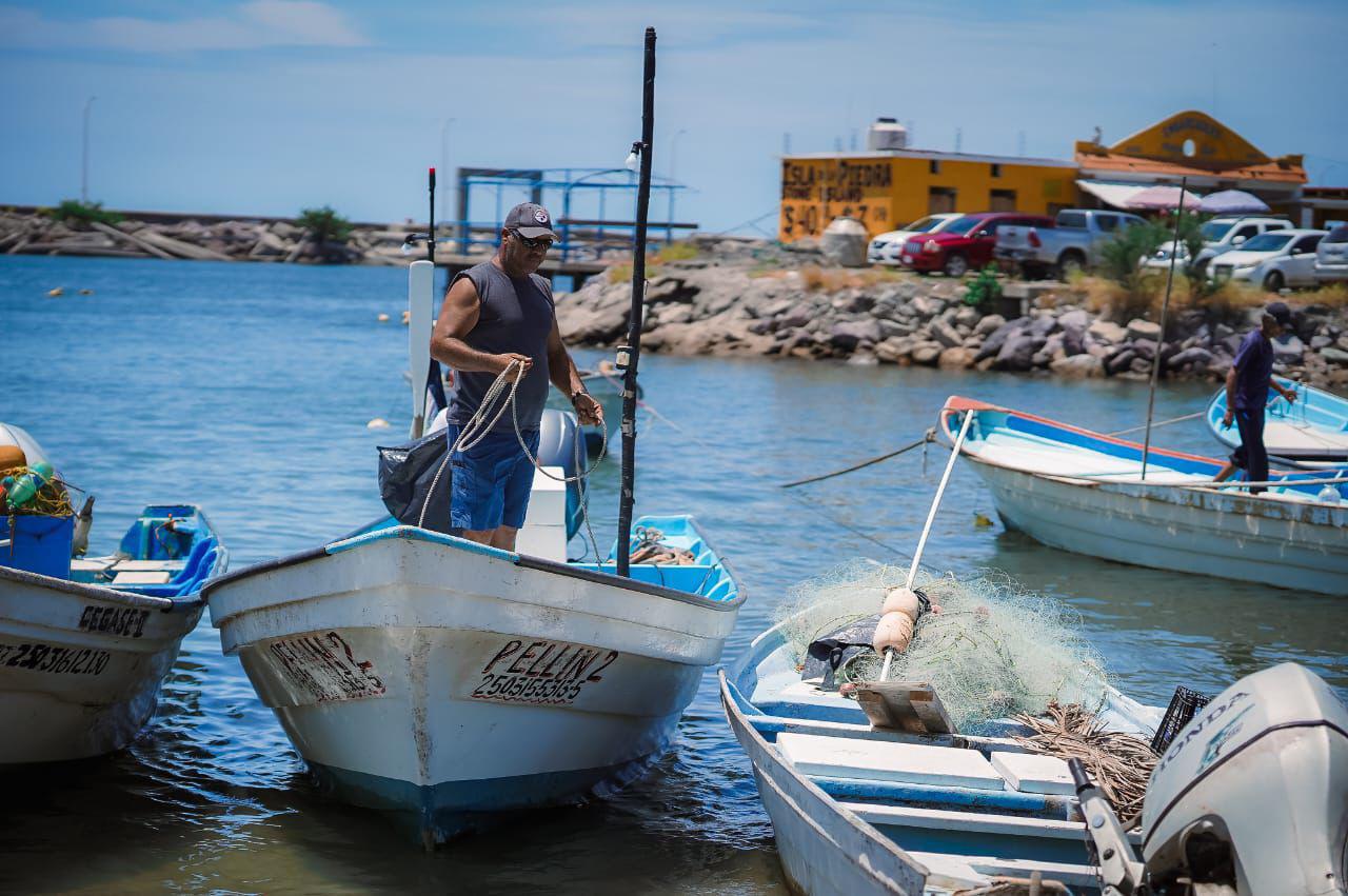 $!Entregan 70 hieleras a pescadores de Mazatlán para fortalecer su actividad