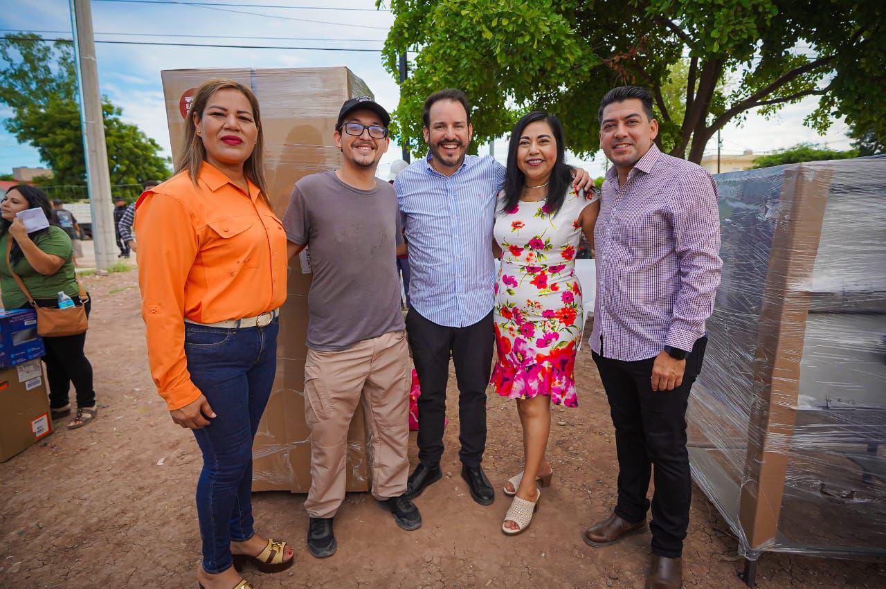 $!‘Equipa Sinaloa’ llega por primera vez a Juan José Ríos con apoyos a microempresarios