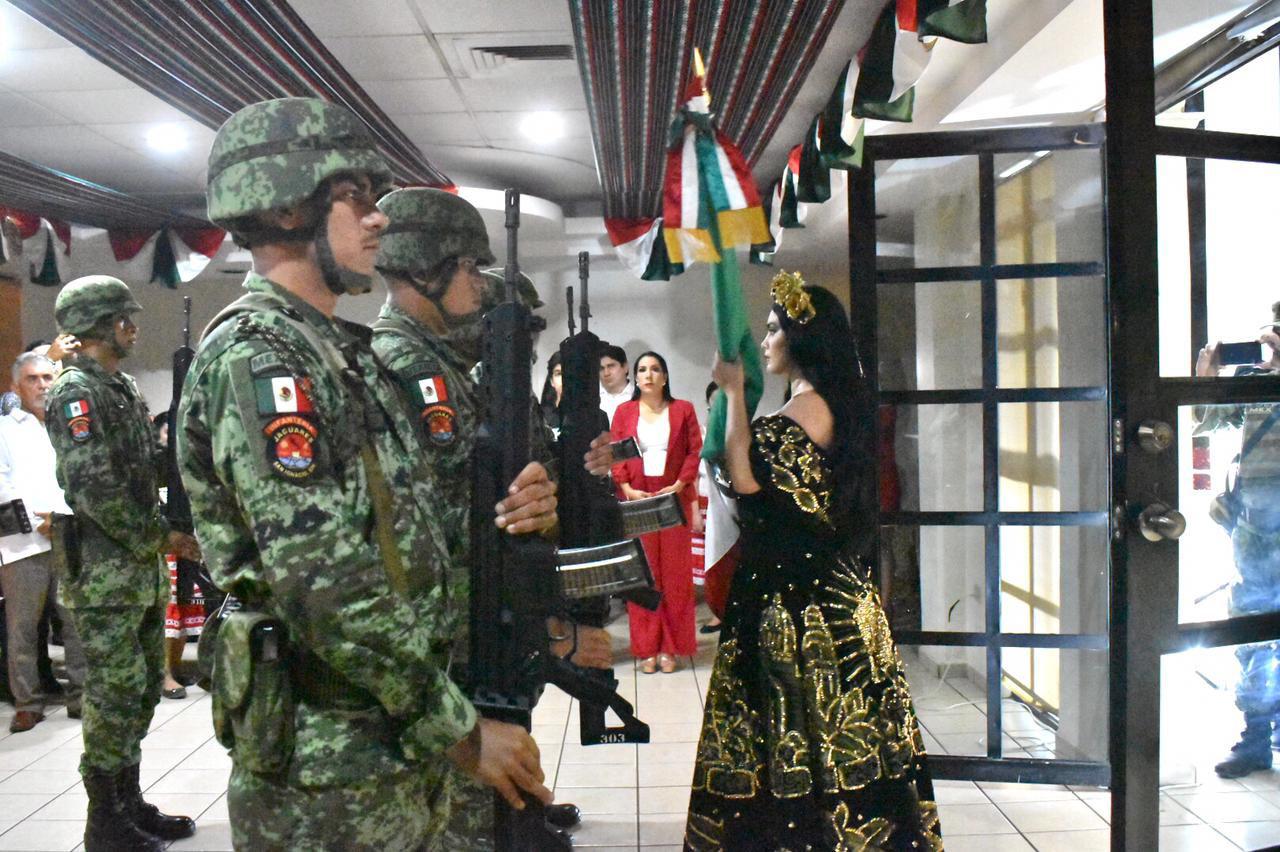 $!En Elota, la Alcaldesa Ana Karen Val grita por primera vez ¡Viva México!