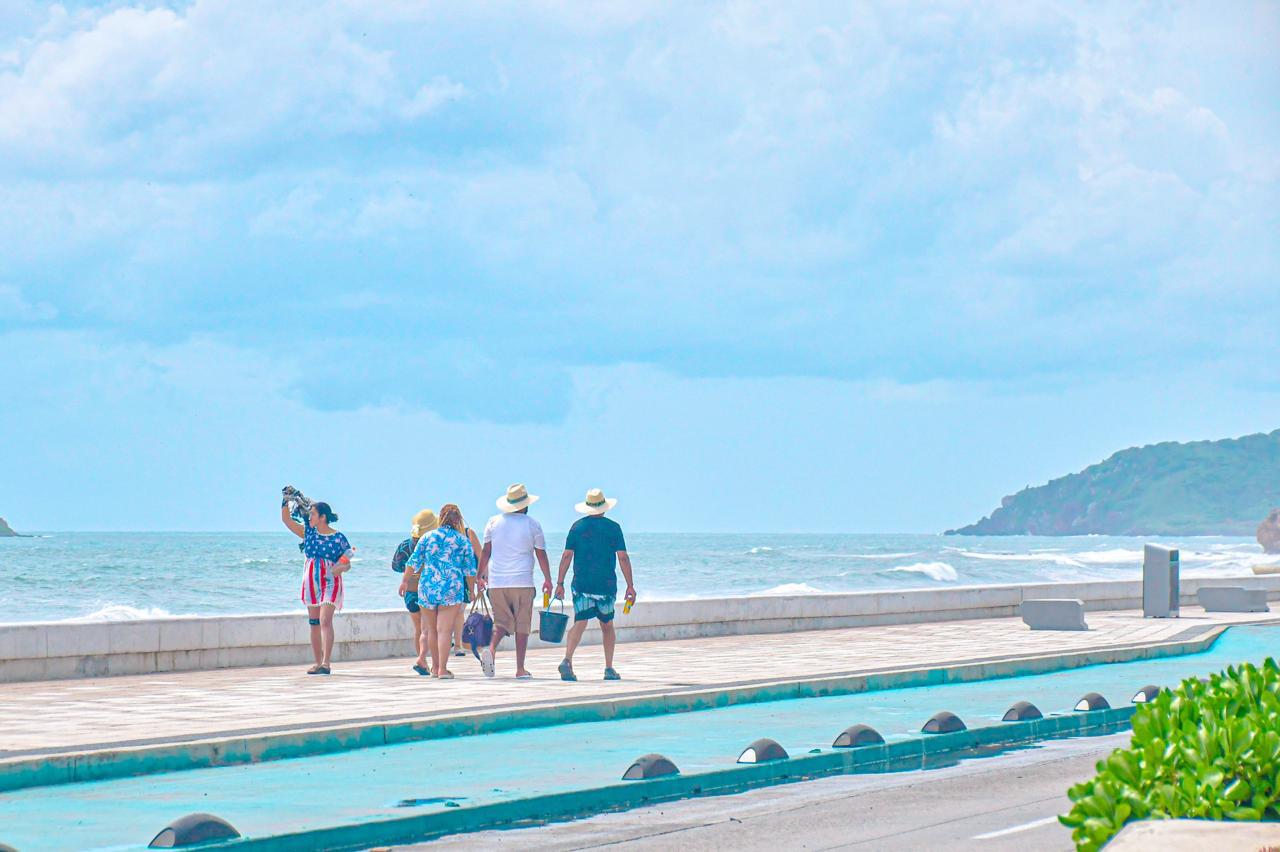 $!Disfrutan cientos de turistas de un fin de semana largo y las fiestas patrias en Mazatlán