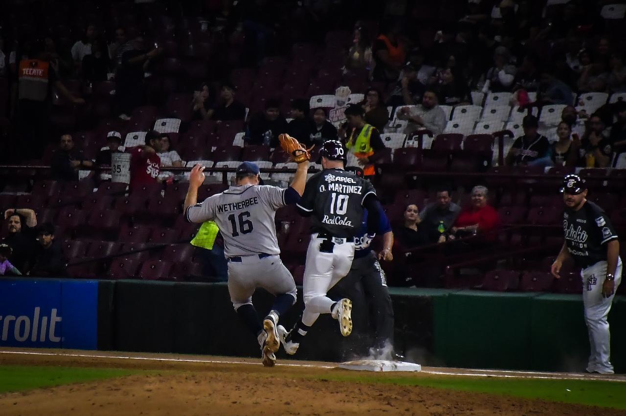 $!Tomateros reaccionan tarde y caen ante Jaguares en casa para que se empate la serie